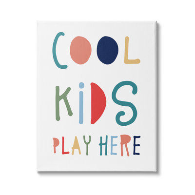 Cool Kids Play Here Sign Playful Block par Natalie Carpentieri - Art textuel