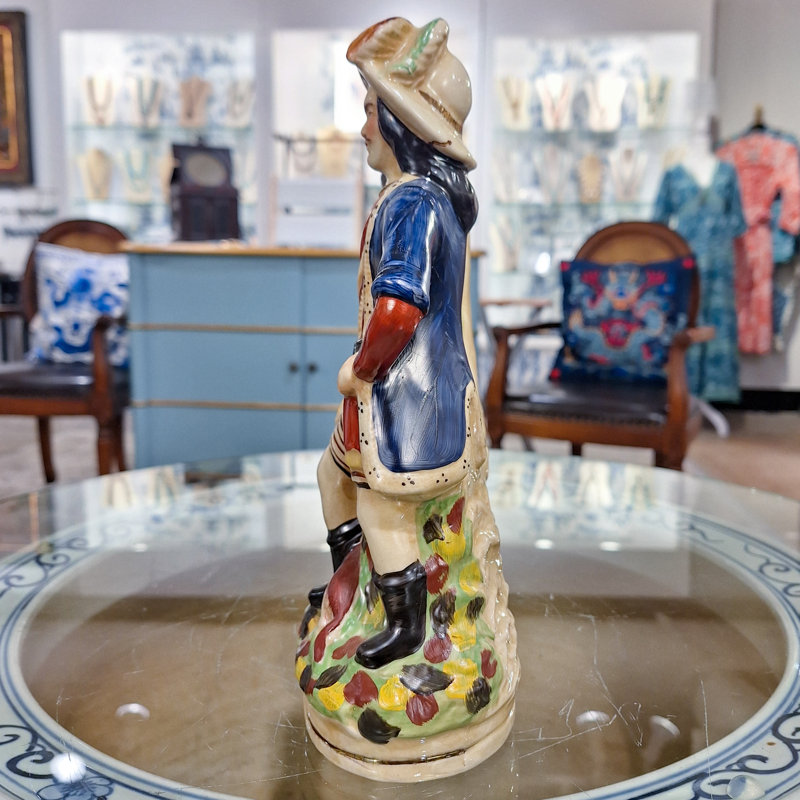 Figurines & Sculptures