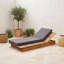 Chaise longue de patio réglable en bois avec coussin-133652319