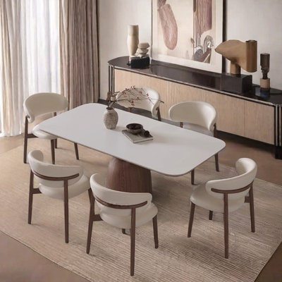 Table et chaises rectangulaires