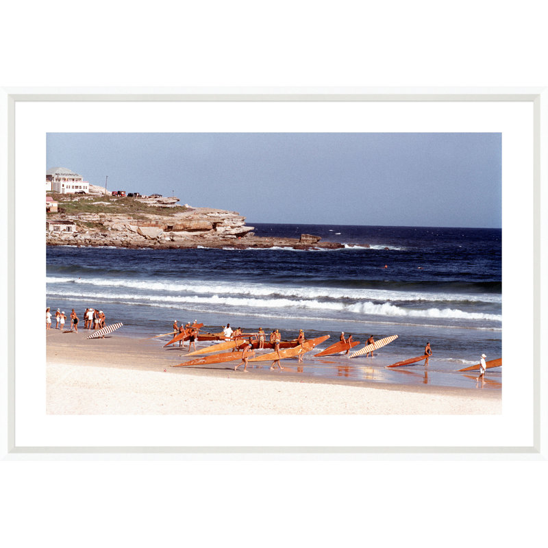 Les surfeurs sont photographiés sur la plage de Bondi - Photographie encadrée sur papier, Blanc