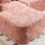 Canapé en chenille compressée en forme de L qui s'agence bien avec n'importe quel salon. Il est doté d'une éponge hautement élastique pour une assise confortable, d'accoudoirs courbés et de 4 coussins décoratifs-276795342
