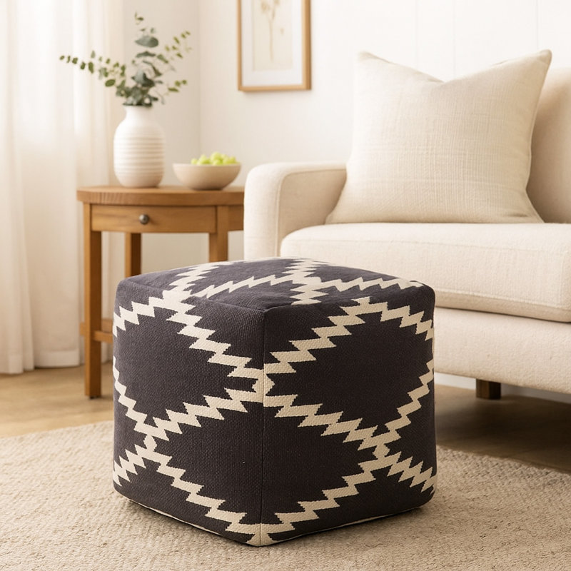 Pouf décoratif Poby, structure carrée de 19 pouces, motif zigzag blanc et gris