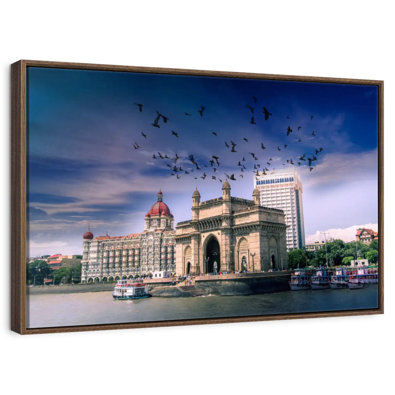 Oiseaux au-dessus de la porte d'entrée de l'Inde, Cadre flottant noyer, 40 po x 27 po