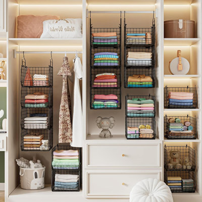 Organisateur de garde-robe à 4 niveaux avec tablettes en fil pliables, crochets et petits paniers en métal pour vêtements, chandails et sacs à main