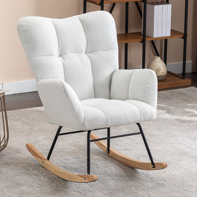 Fauteuil oscillant doux pour la chambre de bébé et le salon, parfait pour la détente et le confort.