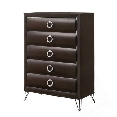 Commode contemporaine à cinq tiroirs avec finition merlot foncé et pieds industriels en métal noir pour un rangement élégant et durable.