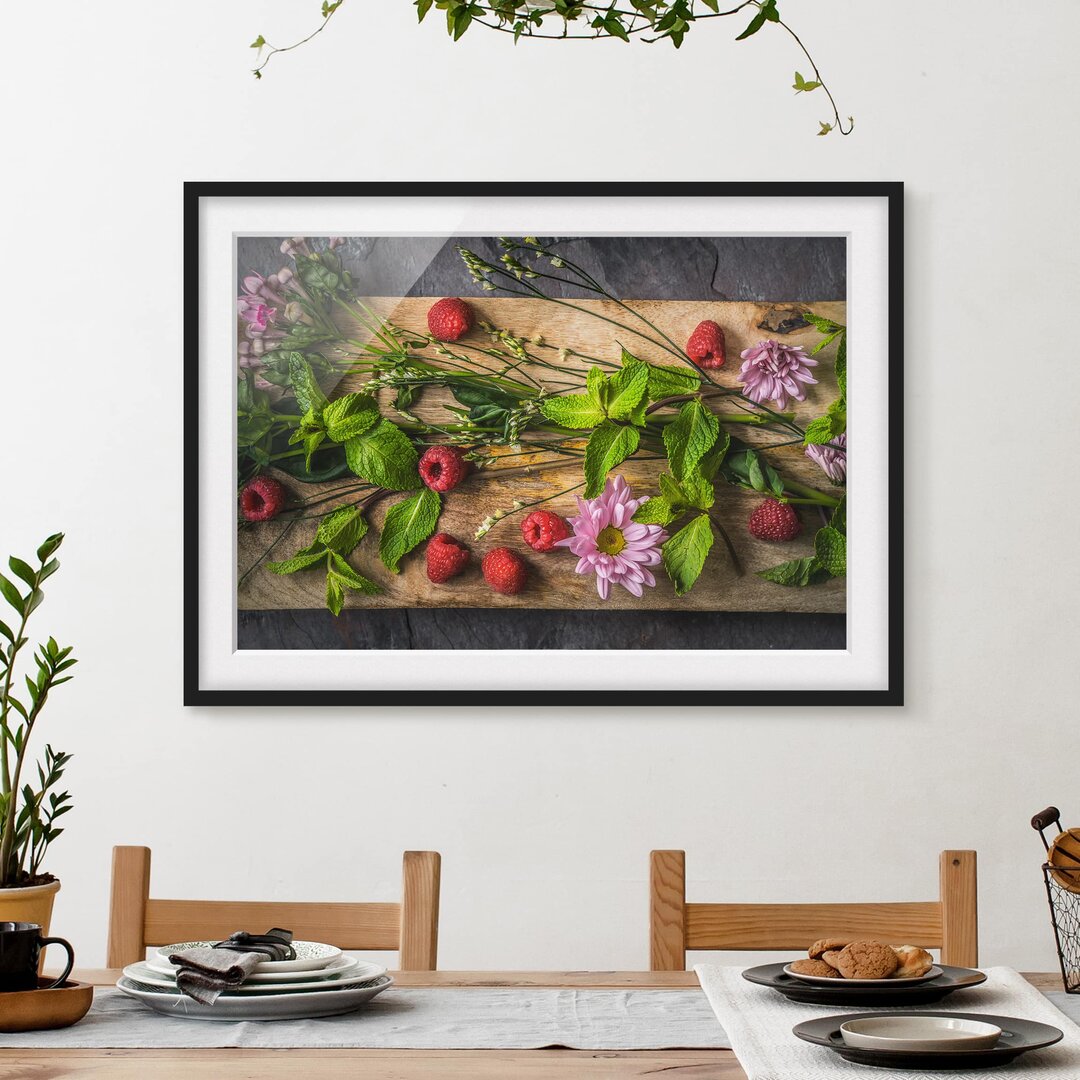 Gerahmtes Poster Flowers Raspberries Mint