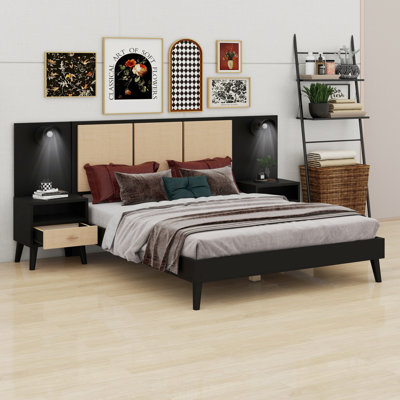 Structure de lit en bois massif avec tables de chevet, design élégant avec lampes, rotin et combinaison de bois