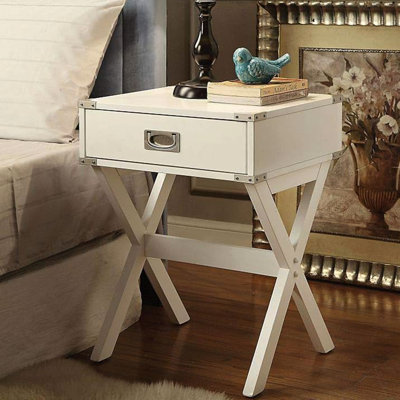 Table d'appoint carrée blanche, sangles de coin en métal, plateau en bois, plateau en bois, base en forme de X, support de barre transversale, tiroir 15 x 9 x 3 h, coins coulissants, barre transversale, H 15 po x 9 po 3 po