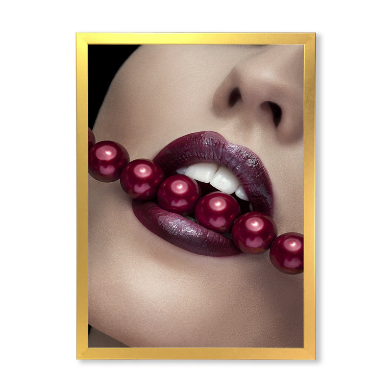 «Woman Bitting with Red Lips with Red Pearls» - photographie sur toile, H 40 po x l 30 po x 1,5 po, Toile encadrée d'or