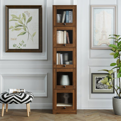 Bibliothèque haute à 5 niveaux avec portes rabattables en verre cannelé, armoire de rangement étroite en noyer pour petits espaces