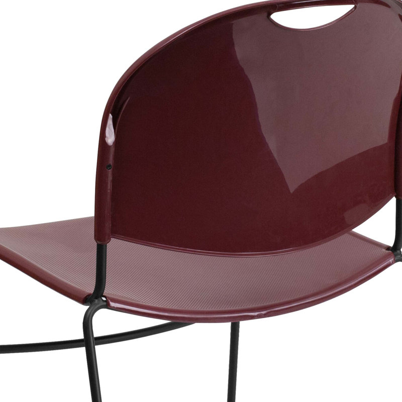 Chaise empilable ultra compacte de 880 lb avec structure en métal Gaea, Noir, Bourgogne