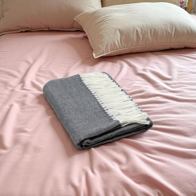 Jeté en peluche à chevrons Trio, L 49,65 po x l 59,8 po, Gris