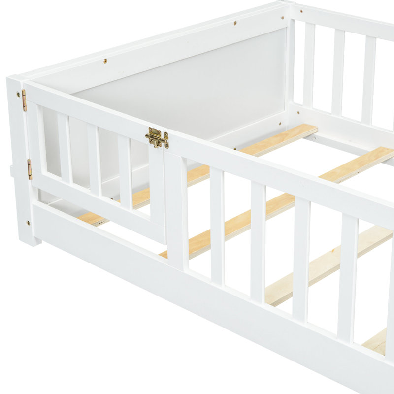 Lit plateforme blanc avec rangement pour livres et porte intégrés
