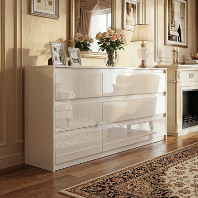 Commode à 9 tiroirs très lustrée