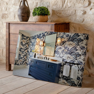 Toile, une scène de salle de bain moderne avec un meuble-lavabo bleu marine et trois tiroirs surmontés d'un comptoir en marbre blanc