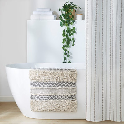 Tapis de bain gris texturé à rayures tissées 22 po x 58 po