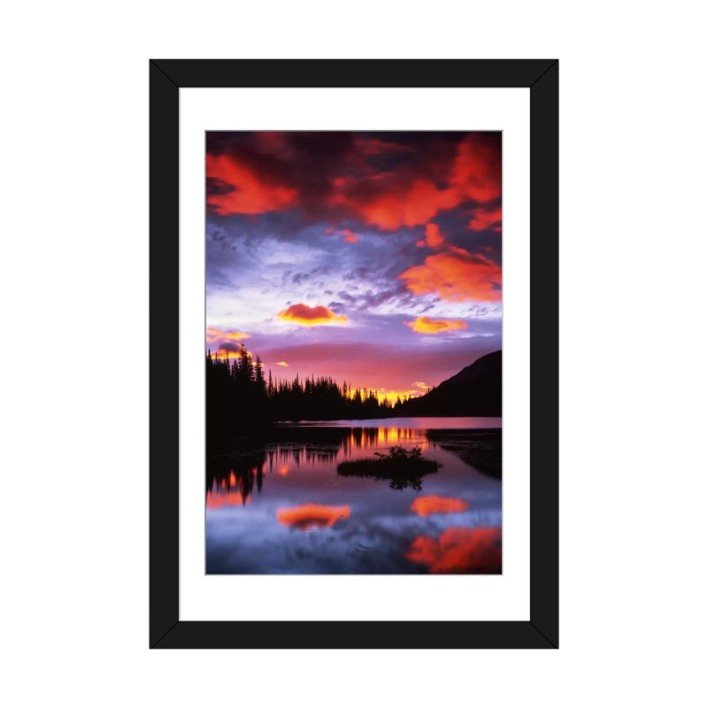« cloudy coucher de soleil ii », reproduction de photo sur toile, H 32 po x l 24 po x P 1 po, Papier d'art encadré noir