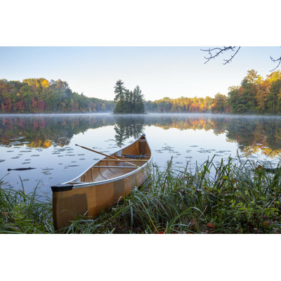 «Afrida Canoe On The Shore» par Willard - Photographie sur toile tendue