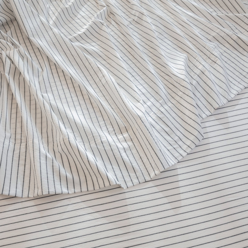 Ensemble de draps 100% coton lavé MooMee, Rayures larges : Blanches et gris foncé