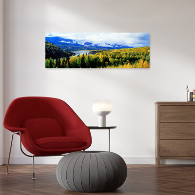 Vue panoramique d'un paysage, rivière Yukon, Alaska, États-Unis, art abstrait coloré et tranquille forêt d'automne