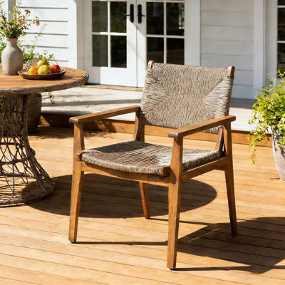 Chaise de salle à manger d'extérieur durable avec structure en bois d'acacia, siège en osier tissé à la main, finition brune pour patio et jardin