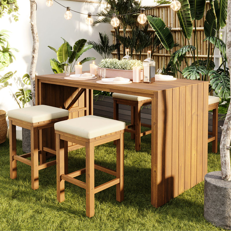 5 pièces pour l'extérieur avec table en bois et quatre tabourets confortables avec coussins beiges, idéal pour la détente dans le jardin, assemblage rapide