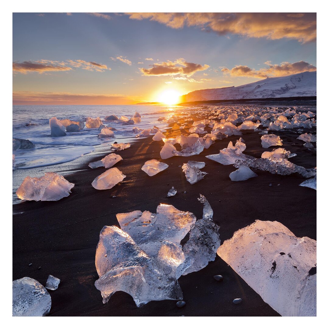 Strukturierte Tapete Ice Chunks on Beach in Iceland 3,36 m x 336 cm