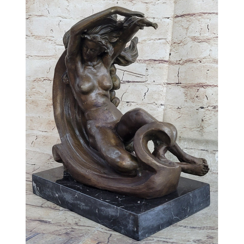 Sculpture Frio Venus reposant sur la lune