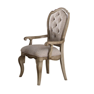 Deux fauteuils avec accoudoirs, taupe beige antique, passepoil à boutons, tablier de siège en bois magnifiquement courbé, fauteuil à deux places et dossier avec détails de soudure, étable, tablier