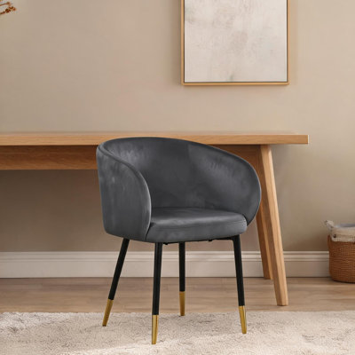Chaise d'appoint de salle à manger en velours gris ardoise avec pieds noirs et garniture cloutée dorés, dossier élégant en baril pour la cuisine ou la salle à manger