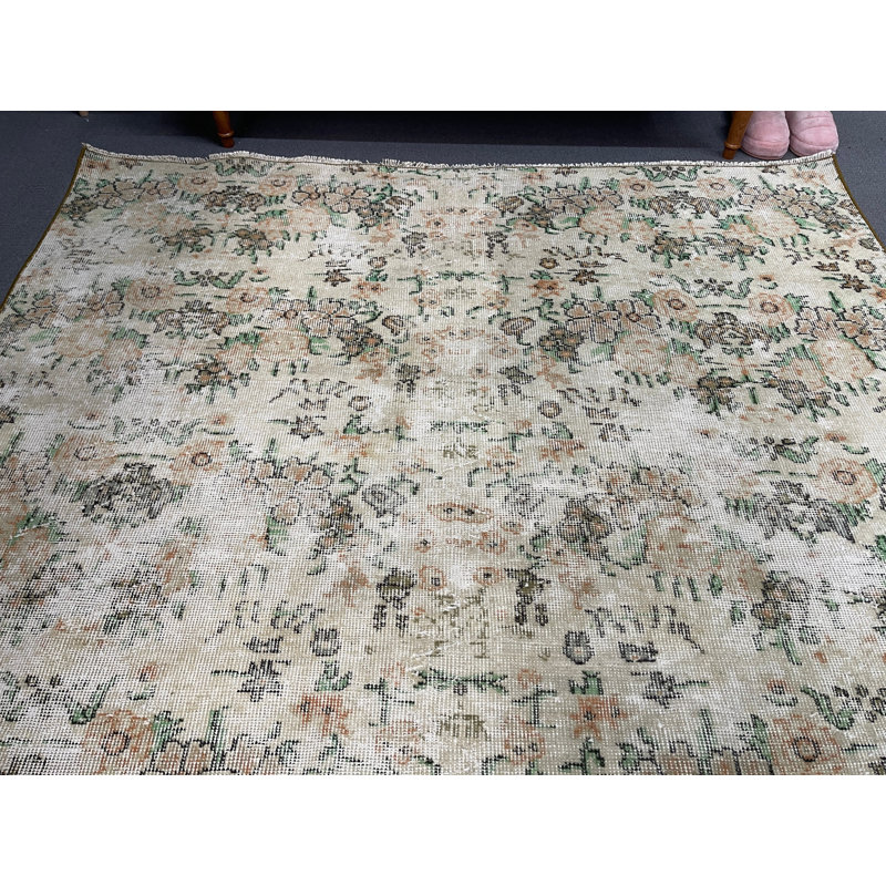 Tapis beige classique en laine à motif floral 63 x 100,4 pouces