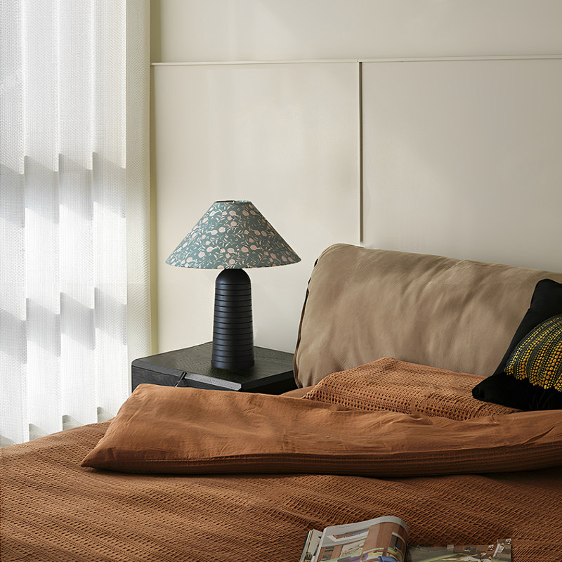 Petite lampe de table moderne en bois massif noir avec abat-jour en polyester pour le salon de la chambre à coucher, ampoule incluse