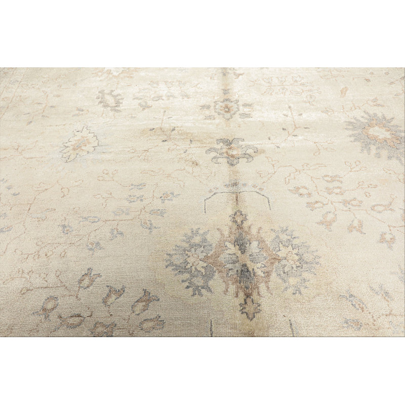 Tapis Oushak en soie de bambou, 7'10" x 9'10", couleur ivoire et taupe, noué à la main, style Arts & Crafts.