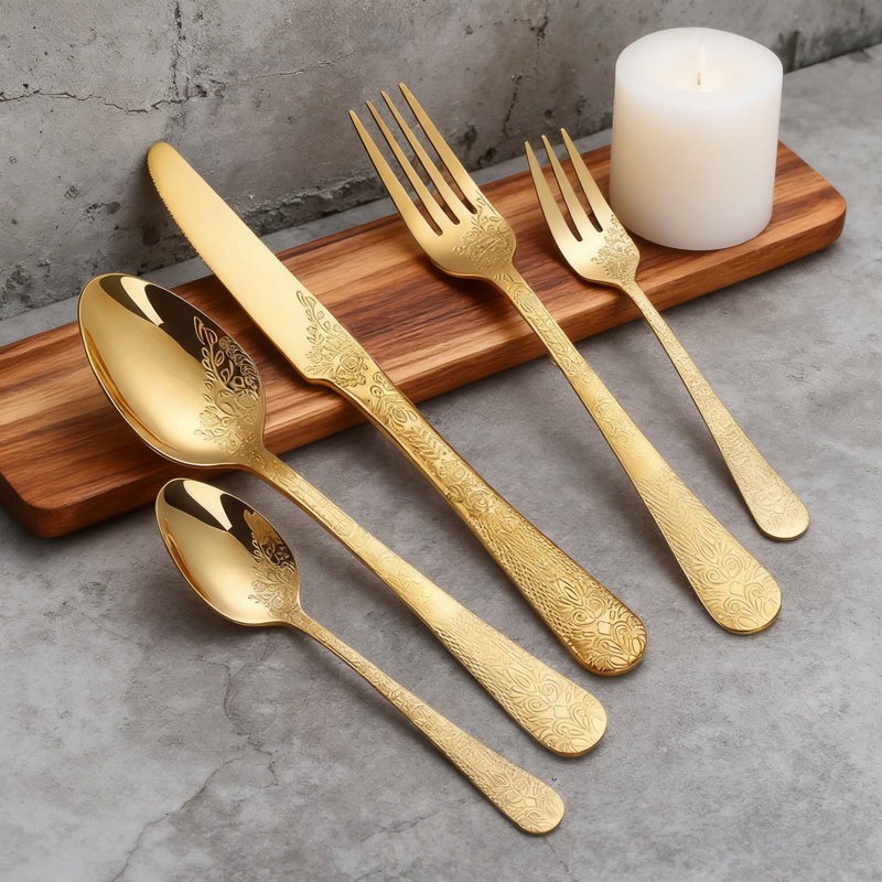 Ensemble de 20 couverts en acier inoxydable avec motif élégant et accent doré, cuillère à fourchette durable pour un repas formel et un usage quotidien