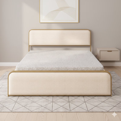 Structure de lit moderne en métal avec une finition dorée. Comprend une tête et un pied de lit rembourrés courbés, quatre tiroirs de rangement et des lattes en métal robustes. Très grand lit en beige.