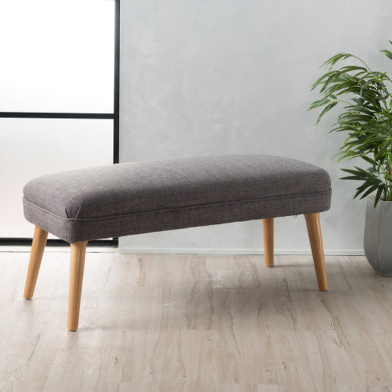 Tabouret rectangulaire de 96,5 cm de large, revêtement en tissu aspect lin gris, pieds en hévéa massif, bords arrondis, élément décoratif central pour le salon, style capitonné