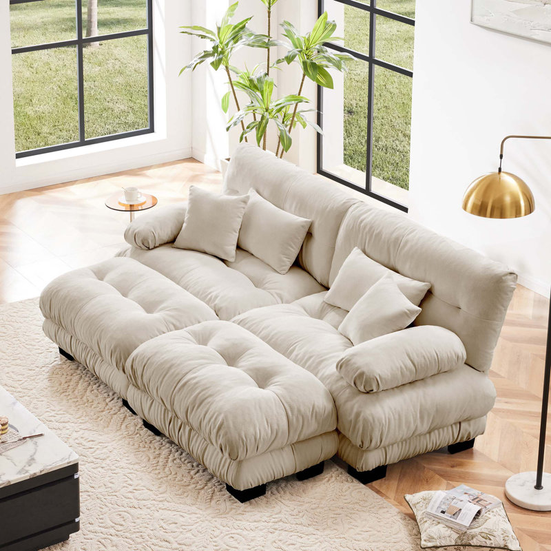 Luxueux canapé en chenille avec plusieurs coussins pour le salon, améliorant le confort et le style