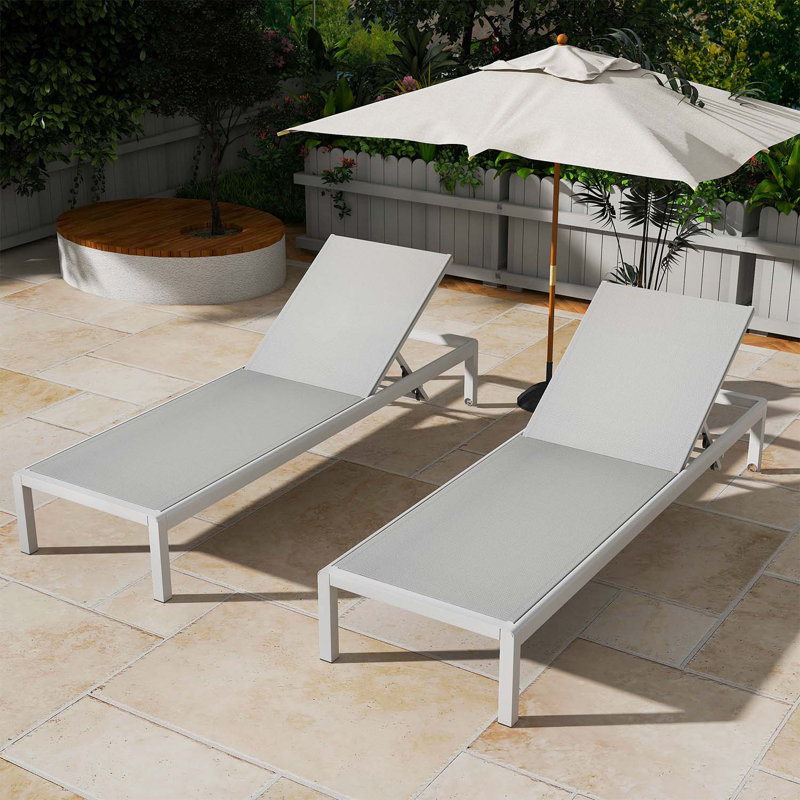 Chaises longues inclinables de 77,56 po Caggiano, Filet gris clair / structure blanche