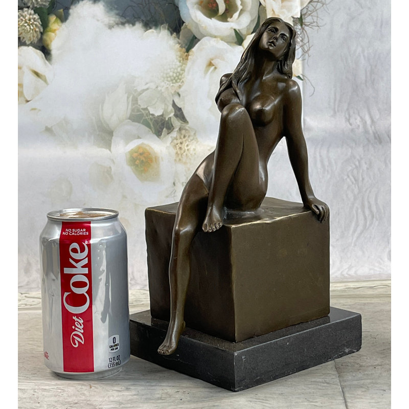 Sculpture de figurine de femme nue assise avec un pied levé, sculpture en bronze 11 po x 5 po