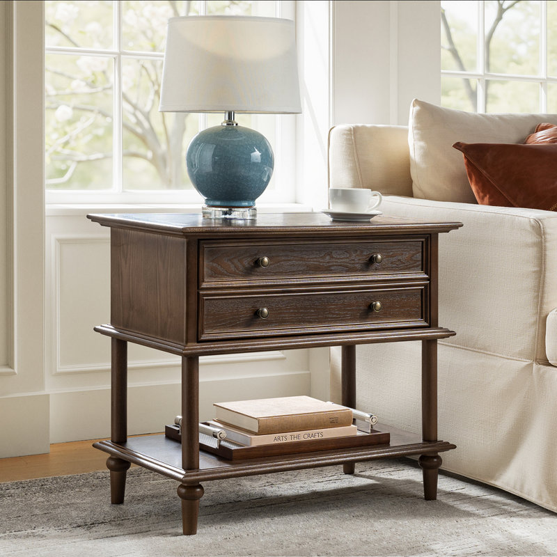 Table de chevet 1 tiroir Hicks en bois massif l 28,4 po avec prises intégrées et ports USB, Noyer