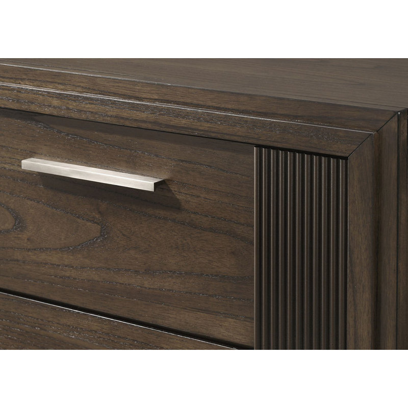 Commode contemporaine à 4 tiroirs 1pc avec finition en bois riche, charme rustique et quincaillerie polie pour un rangement élégant