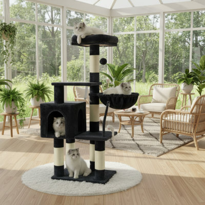 Un arbre à chat d'intérieur gris fumé avec des jouets, un perchoir rembourré, un hamac confortable et des poteaux à griffer en sisal, créant un appartement-tour exclusivement pour les chats.