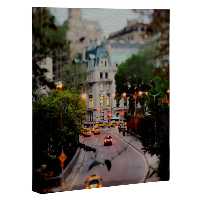 «New York at Night» par Chelsea Victoria - reproduction de photo sur toile, H 20 po x l 16 po x P 1 po, Toile