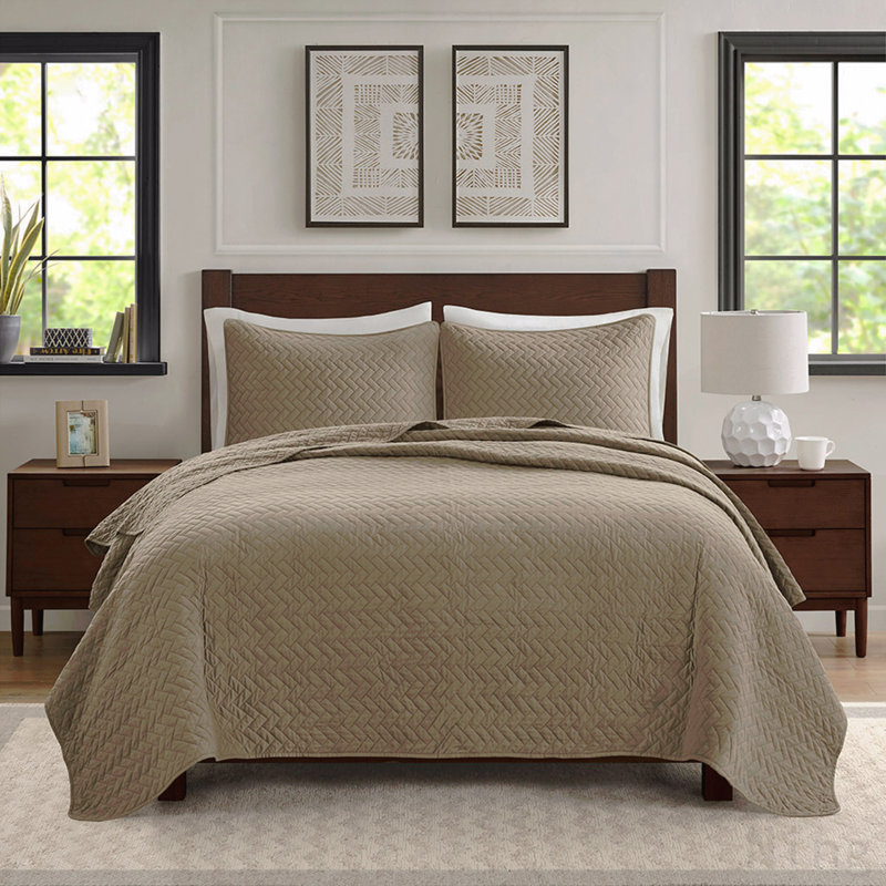 Queen 3 Piece Luxurious Oversized Quilt Set
