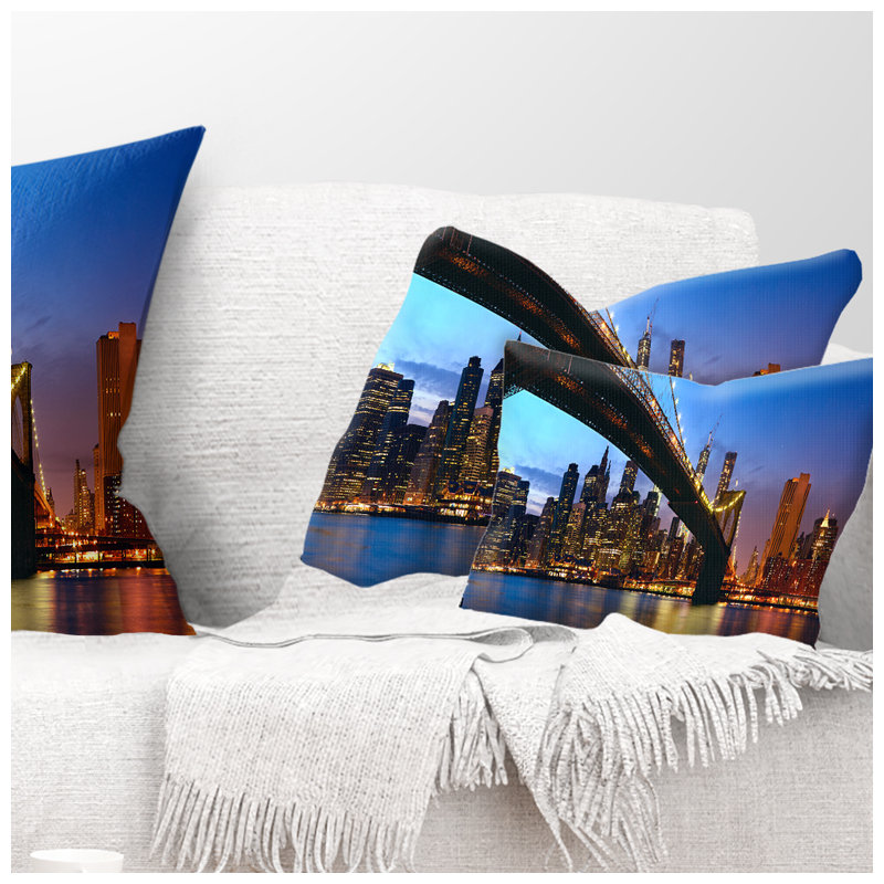 Coussin Manhattan City avec pont sous le ciel bleu, Rectangle 12 po x 20 po