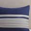 Édredon 7 pièces en faux suède - bleu très grand. . Microsuède en pièces. Coussins décoratifs brodés. 1 édredon, 2 taies décoratives, 3 coussins, jupe de lit. Laver à la machine. Repasser à la vapeur pour un look impeccable. Transitionnel-121228160-121228163