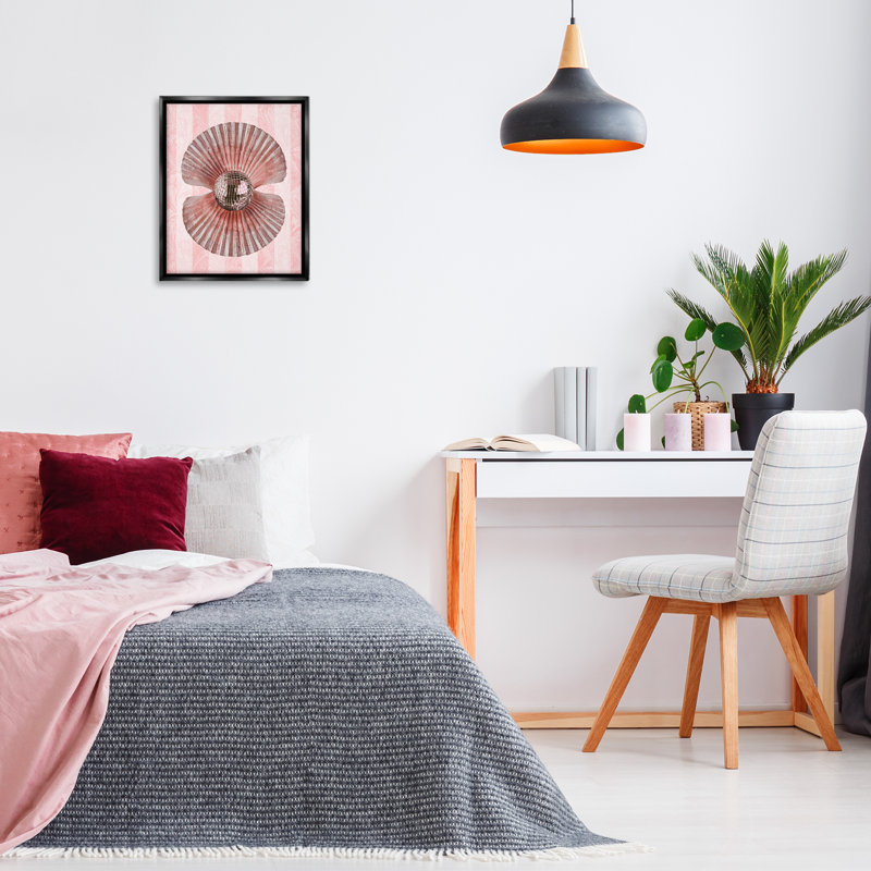 Perle disco dans un cadre flottant en forme de coquillage, par Lil 'Rue, Cadre flottant noir de jais, H 21 po x l 17 po