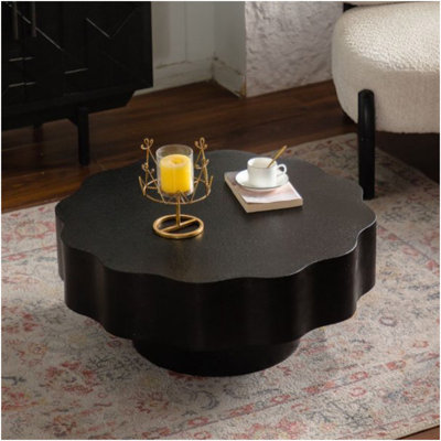 Table basse festonnée noire: forme unique à bord ondulé, pièce centrale élégante pour les espaces élégants.